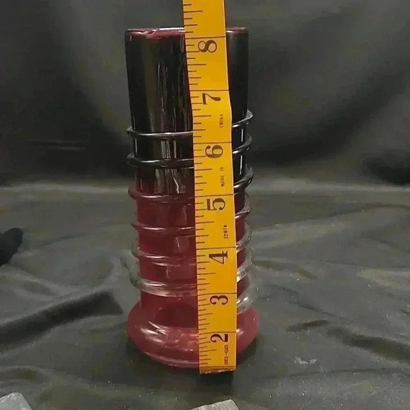 7 and 1/2 in black to red glass ribbed spiral vase - Picture 4 of 4